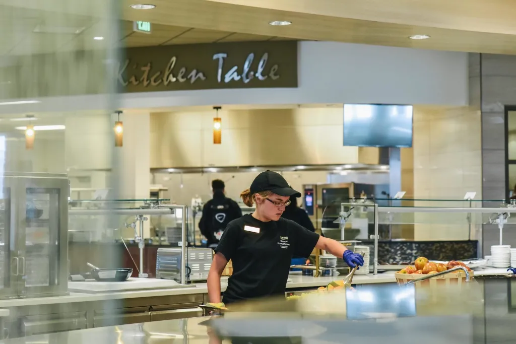 photo of student employee working in dining hall